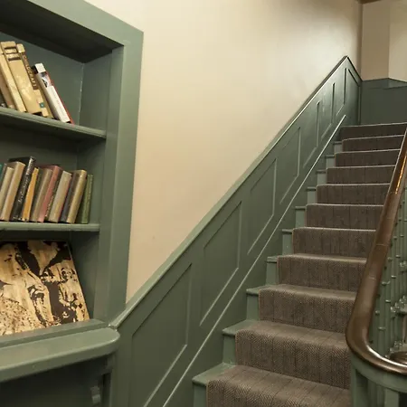 The At Bardons Lodge *