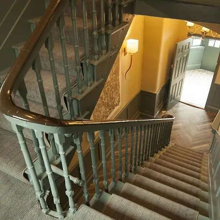 The At Bardons Lodge